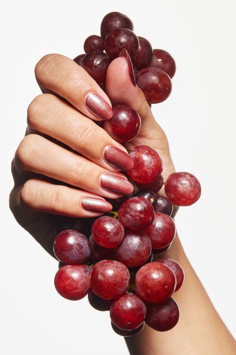 Without a doubt, the biggest beauty trend of this year was Bieber’s viral glazed donut nails. In 2023, this gets a stylish update with a rich chocolate-toned shade that throws off berry red. Get the look at home with Sally Hansen Miracle Gel in shade Holllaa-gram, which offers an 8-day gel manicure in two steps—no UV lamp needed. Photography by @petedalyphoto Glazed Donut Nails, Donut Nails, Sally Hansen Nails, Sally Hansen Miracle Gel, Glazed Donut, Donut Glaze, December 2022, Uv Lamp, Sally Hansen