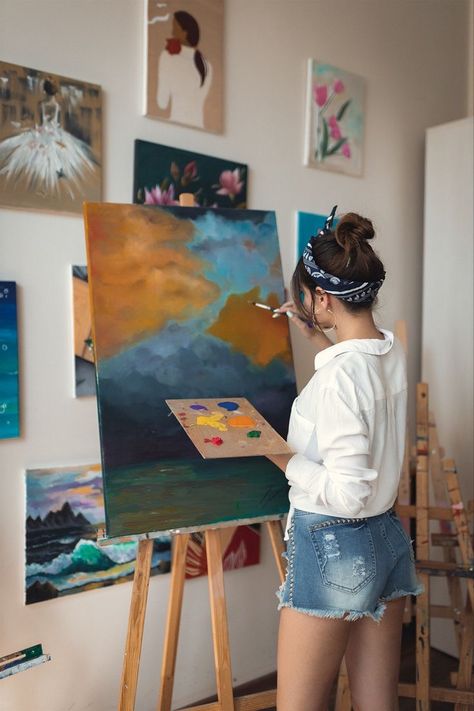 Person Painting Aesthetic, Person Painting On Canvas, Painting Astethic, Pintar Aesthetic, Painting Photoshoot Ideas, Redness Remedy, Face Redness, Art Girl Aesthetic, Art Studio Space