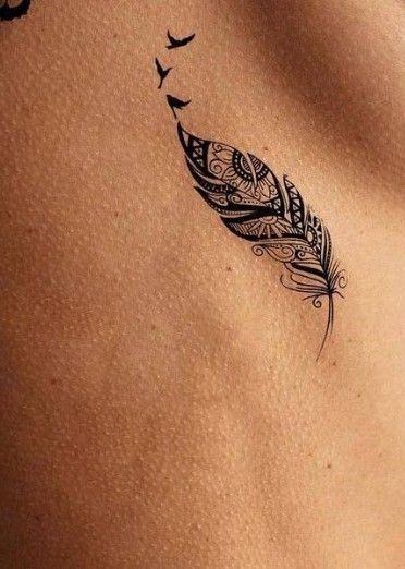 Minimalist Tattoo Feather, Spine Feather Tattoos For Women, Feather Tattoo On Ribs For Women, Small Birds Flying, Feather Tattoo On Ribs, Feather Tattoo Wrist, Tattoo Plume, Small Feather Tattoo, Blatt Tattoos