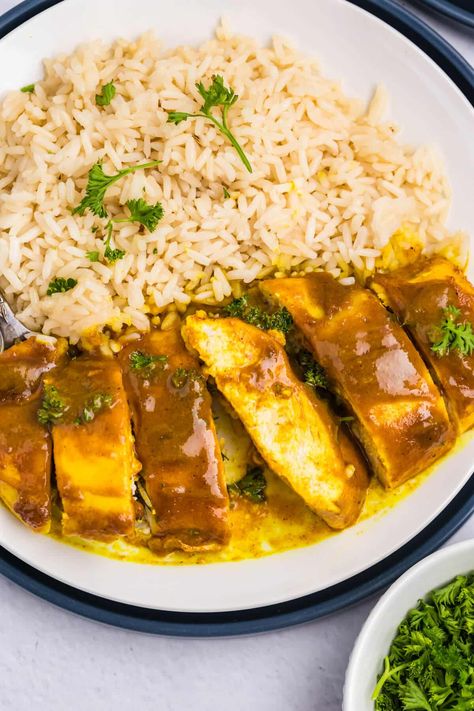 Honey Curried Chicken - The best vintage dinner recipe! Dress up your chicken breasts in a sweet and savory curry sauce with a little kick. Honey Curry Chicken, Baked Curry Chicken, Curry Chicken Thighs, Chicken Breast Curry, Glazed Chicken Breast, Greek Chicken Salad, Thyme Chicken, Curried Chicken, Sour Cream Chicken