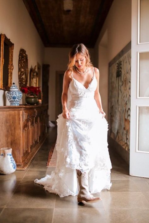 Ensaio de casamento com temática rural foi compartilhado pelos noivos (Foto: Ackley Serrano/ Divulgação) Sleeveless Wedding Dress, Lace Wedding, Wedding Dresses Lace, White Dress, Wedding Dress, Lace, White