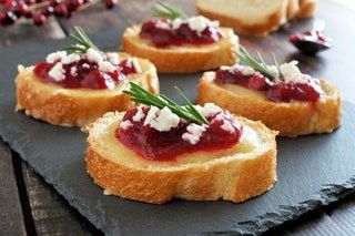 Cranberry Crostini, Mini Antipasti, Maple Syrup Candy, Canadian Dishes, Holiday Catering, Maple Syrup Recipes, Feast Mode, Cranberry Relish, Christmas Dinner Menu