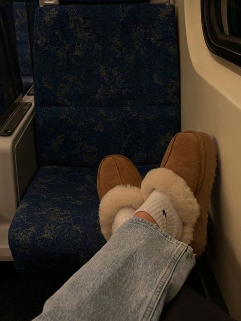 Ugg Slides Aesthetic, Ugg Slipper Aesthetic, Grey Ugg Slippers Outfit, Ugg Cozy Slippers Outfit, Slipper Uggs Outfit, Styling Ugg Slippers, Ugg Slippers Aesthetic, Ugh Slippers Outfits, Ugg Slides Outfit