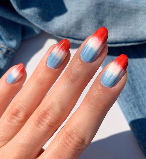 Create festive American flag nails for Independence Day! Suitable for short acrylic nails and gel polish. Save this pin to your "Nail Inspiration" board and explore the article for more ideas! Elegant Almond Nails, Vibrant Nail Designs, American Flag Nails, Trendy Almond Nails, Flag Nails, Patriotic Nails, American Nails, Unghie Sfumate, Kutek Disney