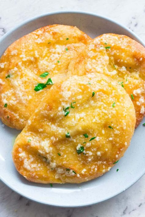 Keto Naan bread! This keto naan is a low carb bread recipe made with no yeast and no flour! Fluffy, doughy and ready in just 20 minutes! Naan Bread No Yeast, Low Carb Naan, Keto Naan Bread, Bread No Yeast, Recipes With Naan Bread, Postre Keto, Lowest Carb Bread Recipe, Fat Foods, Naan Bread