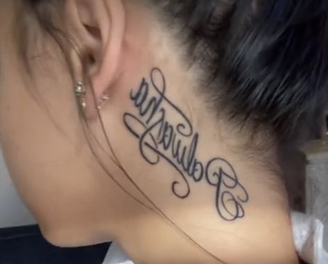 Names Tattoo Ideas For Women Neck, Back Of Neck Hair Line Tattoo, Face Name Tattoos For Women, Name Face Tattoos For Women, Boyfriend Name Tattoos For Women On Neck, Face Name Tattoo, Neck Tattoos Women Words, Name Neck Tattoo For Women, Name Tattoos Neck