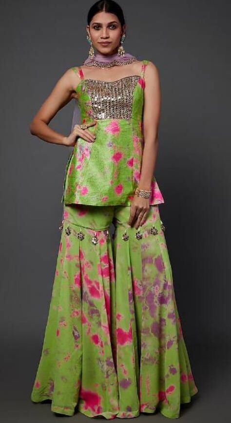 Bandhni Outfits Indian, Elegant Royal Dresses, Phulkari Design, Plazo Kurti, Outfits Indian, Traditional Indian Dress, Long Kurti Designs, Bollywood Outfits, Indian Fashion Saree