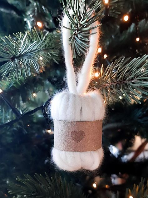 Add a cozy and creative touch to your Christmas tree with this handmade knitting ornament, crafted from 100% merino wool. Perfect for knitters and holiday enthusiasts alike, this mini yarn ball ornament is available in classic red or white and is wrapped with a recycled cardboard band featuring an engraved heart. Whether you're decorating your tree or gifting a special handmade piece, this ornament will bring warmth and festive charm to any home. Product Features: * Material: 100% merino wool, r Gifts For Knitters And Crocheters, Knitted Xmas Decorations, Yarn Christmas Crafts, Recycled Christmas Ornaments, Yarn Christmas Ornaments, Wool Christmas Ornaments, Blanket Christmas Tree, Knitted Christmas Tree, Knit Christmas Ornaments