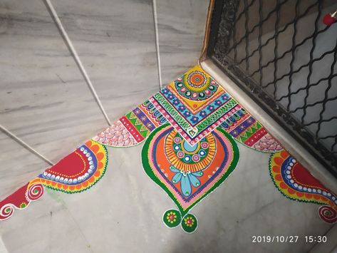 Rangoli Designs For Stairs Corner, Rangoli Design For Corner, Rangoli For Corner, Rangoli Corner Design, Corner Rangoli Designs Diwali, Rangoli Designs Corner, Corner Rangoli Designs Easy, Rangoli Corner, Corner Rangoli Designs