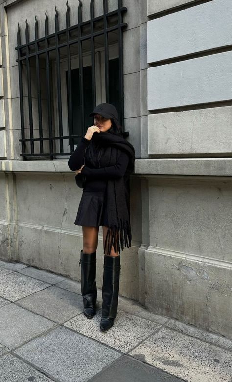 Flat Black Boots Outfit, Outfits With Tall Black Boots, Black Flat Boots, Black Boots Outfit, Fold Over Boots, Black Boots Tall, Boots Outfit, Fold Over, Black Boots