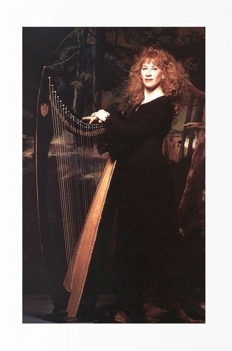 Loreena McKennitt - a delightful and lovely lady Loreena Mckennitt Style, Loreena Mckennitt, New Age Music, Celtic Music, Celtic Woman, Dark Romantic, Essential Oil Diffuser Blends, Music Images, Pre Raphaelite