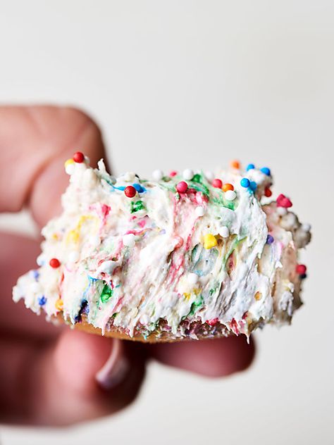 Funfetti Cake Batter Dip Recipe - Made Without Cake Mix! Confetti Dip With Cream Cheese, Dessert For Kids Party, Funfetti Cake Batter Dip, Cake Batter Dip, Cake Dip, Yummy Deserts, Fluff Desserts, Nilla Wafers, Sweet Dips