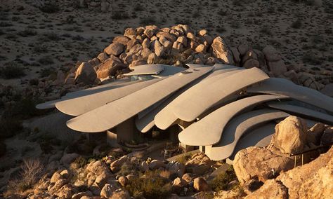 The Desert House: A Landmark Of American Organic Architecture by Kendrick Bangs Kellogg | http://www.yatzer.com/desert-house-kendrick-bangs-kellogg / Photos by Lance Gerber / Nuvue Interactive. Joshua Tree House, Case In Pietra, Desert House, Joshua Tree California, Unusual Homes, California Desert, Living Modern, Desert Homes, House On The Rock