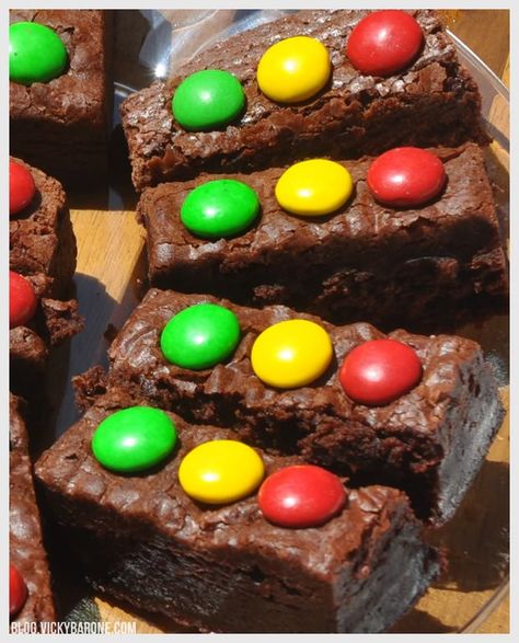 Stoplight Brownies | Vicky Barone | race car birthday party ideas Compleanno A Tema Hot Wheels, Festa Hot Wheels, Hot Wheels Party, Hot Wheels Birthday, Disney Cars Birthday, Car Themed Parties, Car Birthday Theme, Monster Trucks Birthday Party, Race Car Birthday Party