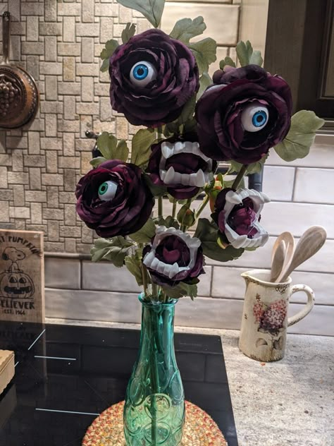 Painting Ideas On Things, Creepy House Decor, Tim Burton Diy Decoration, Haunted Garden Halloween, Diy Spooky Flower Bouquet, Scary Flowers Halloween, Diy Little Shop Of Horrors Plant, Creepy Plants Halloween Diy, Halloween Flower Installation