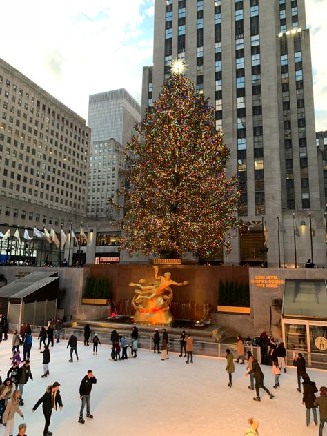 Rockafella Center Christmas Aesthetic, Xmas In Nyc, Rockefeller Center Christmas Wallpaper, Rockafella Center Christmas, Christmas Nyc Aesthetic, Christmas Rockefeller Center, Xmas In New York, New York Rockefeller Center, Nyc Christmas Aesthetic