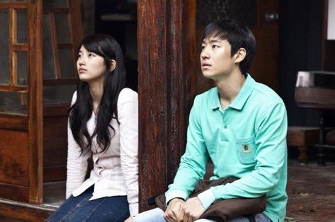 Architecture 101 Korean Movie, Korean Romantic Movies, Korean Film, Architecture 101, A Werewolf Boy, Lee Je Hoon, A Moment To Remember, Romantic Photos Couples, Picture Movie