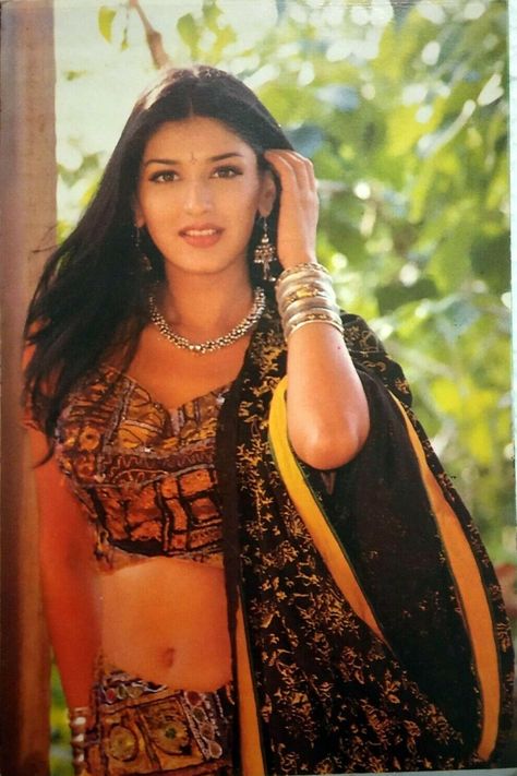 90s Bollywood Actress, Sonali Bendre, Vintage Bollywood Aesthetic, 90s Actresses, 90s Bollywood, Bollywood Outfits, Indian Photoshoot, Vintage Bollywood, Actress Pics