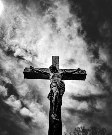 Christian Wallpers Black And White, Dark Easter Aesthetic Wallpaper, Jesus Wallpaper Black And White, Black And White Cross Wallpaper, Black And White Christian Aesthetic, Black Cross Wallpaper, Cross Wallpaper Iphone, Christian Profile Picture, Jesus Black And White