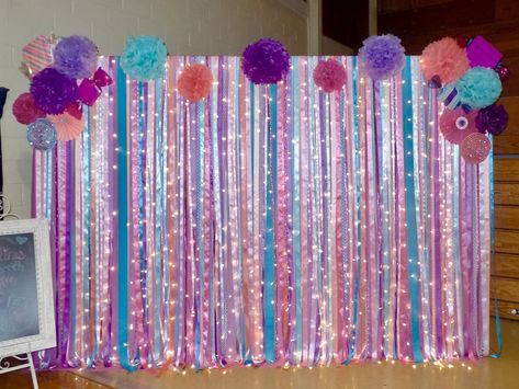 School Event Backdrop Ideas, School Dance Photo Backdrop, School Dance Backdrop Ideas, Fun Fair Decoration Ideas School, Birthday Photo Op Ideas, Middle School Dance Decorations, Prom Photo Booth Ideas, Booth Design Ideas For School Fair, Spring Dance Decorations