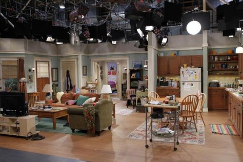 Find out how set decorator Ann Shea created the comfy, casual homes and charming Napa Valley restaurants featured in this CBS sitcom, starring Anna Faris and Allison Janney. Movie Studio Set, Tv Family Room, Painted Lady House, Living Room With Tv, Room With Tv, Guest Room Furniture, Home Improvement Show, Single Lady, Allison Janney