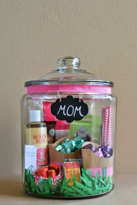 Say a big thank you to your parents on your wedding day with these 13 super sweet gift ideas... Homemade Gifts For Mom, Diy Mother's Day Crafts, Diy Gifts To Make, Diy Gifts For Mom, Diy Mothers Day Gifts, Do It Yourself Crafts, Cadeau Diy, Celebrate Mom, Mother's Day Diy