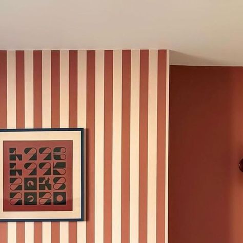 Graphic Living Room, Pinstripe Wall Paint, Retro Wall Stripes Paint Ideas, Hand Painted Stripes On Wall, Hand Paint Wallpaper, Painted Lines On Walls Ideas, Paint Accent Wall Pattern, Strip Wall Paint Ideas, Stripped Walls Ideas