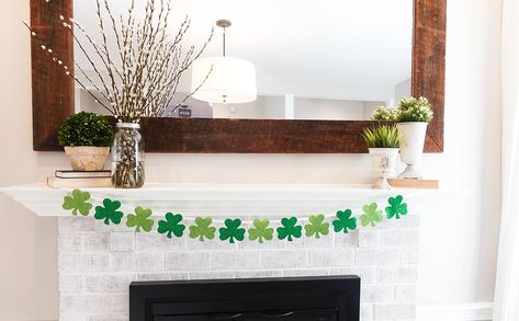 Shamrock Garland, Patricks Day Decorations, St. Patrick's Day Diy, Valentine Banner, St Patrick's Day Decorations, Diy Store, Pink Minnie, Felt Garland, Wood Bead Garland