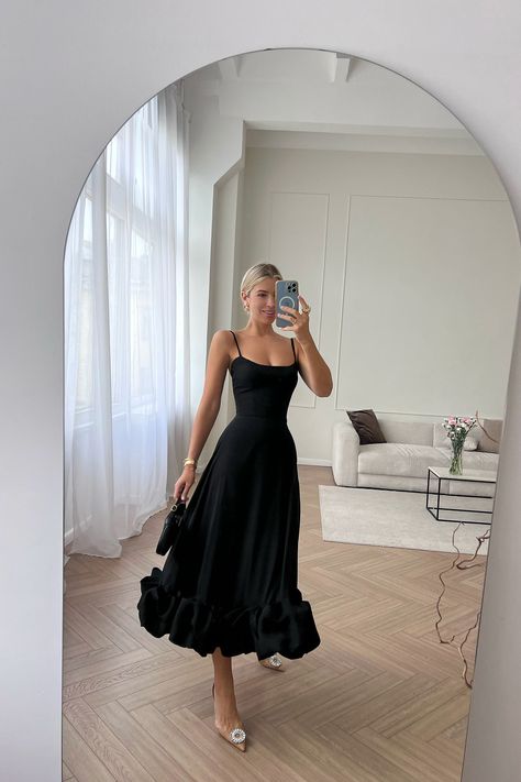 Pretty Wedding Guest Dresses, Graduation Dress University Uk, Prom Dresses Mid Length, Old Money Wedding Guest Dress, Italy Attire, Black Midi Formal Dress, Spain Moodboard, Black Dress Graduation, Black Wedding Guest Outfit