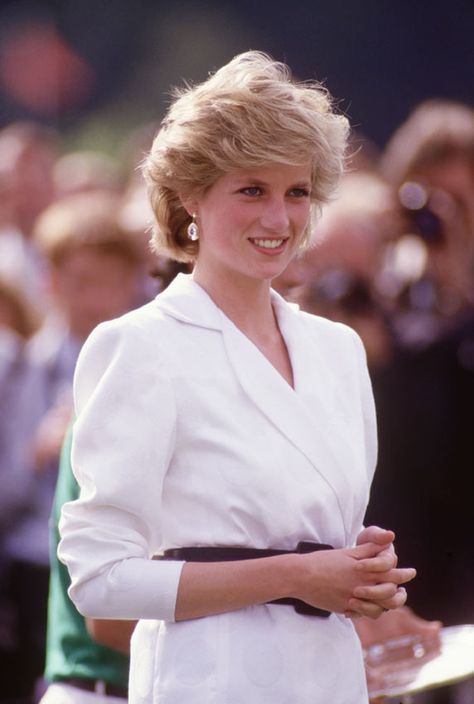 La maquilladora de Diana de Gales revela los trucos de belleza favoritos de la princesa - Foto 1 Princess Diana Tiara, Diana Haircut, Diana Outfits, Princess Diana Hair, Princess Diana Fashion, Princess Diana Photos, Princess Diana Pictures, Queen Of, Princes Diana