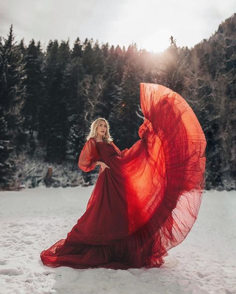 Christmas Styled Shoot, Winter Portraits Photography, Kylie Katich, Winter Prom Dresses, Snow Photoshoot, Winter Portraits, Snow Dress, Dress With Train, Snow Pictures