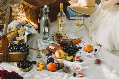 Bread And Wine, Perfect Picnic, Julia Child, Outdoor Picnic, A Picnic, Oui Oui, The Meadows, Pretty Food, Food Styling