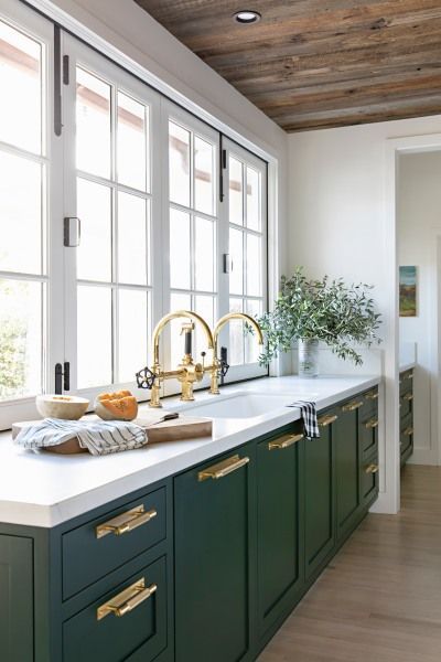 green kitchen cabinets with gold hardware Kitchen Cabinets With Gold Hardware, Cabinets With Gold Hardware, Kitchen With Green Cabinets, Indoor Outdoor Kitchen, Green Kitchen Cabinets, Classic Kitchen, Green Cabinets, 아파트 인테리어, Kitchen Trends