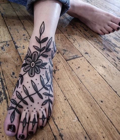 Thigh Goth Tattoo, Jaded Tattoos, Thorn Knee Tattoo, Foot Vine Tattoo, Leg Tattoos American Traditional, Traditional Shin Tattoos For Women, Knee Ditch Tattoo Traditional, Front Calf Tattoo, Long Traditional Tattoo