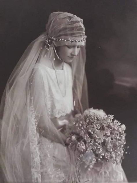 Circa 1923 Vintage Wedding Photography, 1920s Wedding, Vintage Wedding Photos, Antique Wedding, Wedding Gowns Vintage, Foto Vintage, Bride Gowns, Vestidos Vintage, Vintage Bride