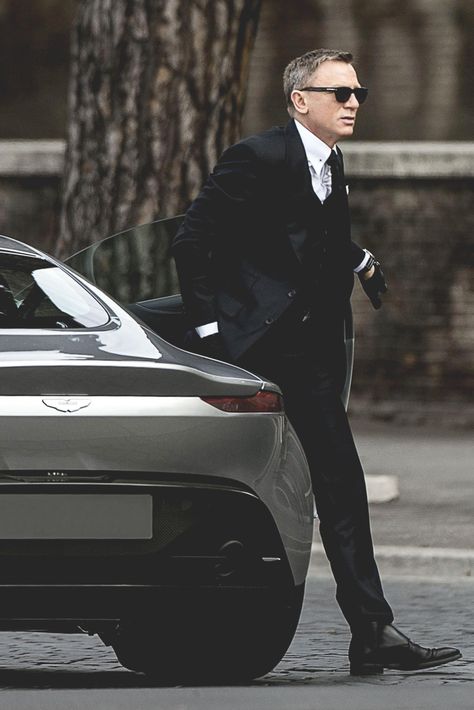 Daniel Craig Spy Photoshoot, James Bond Outfits, Bond Outfits, 240z Datsun, Daniel Craig 007, James Bond Style, Daniel Craig James Bond, Bond Cars, Gentlemans Club