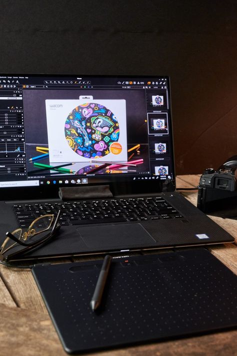 Wacom Tablet Aesthetic, Aesthetic Art Photos, Art Tablet Aesthetic, Pen Tablet Drawings, Digital Design Aesthetic, Graphic Designer Aesthetic, Graphic Designer Office, Digital Art Studio, Graphic Design Careers