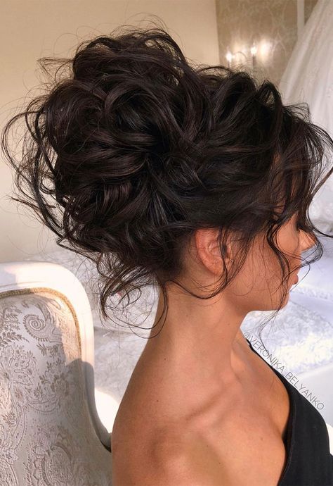 Textured Updo Hairstyle for Dark Chocolate Hair Color An updo hairstyle that can turn a bad hair day into a dynamic look with not... Messy Updo Hairstyles, Diy Updo, Easy Updos For Long Hair, Messy Hair Updo, Messy Wedding Hair, Romantic Updo, Messy Updo, Vlasové Trendy, Updo Styles