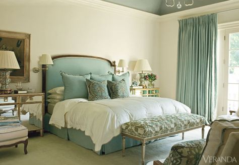 To keep patterns from overwhelming a tranquil teal bedroom, this designer uses them judiciously. Turquoise Bedding, Teal Bedroom, House Of Turquoise, Decorating Advice, Bilik Tidur, Dreamy Bedrooms, Blue Rooms, Beautiful Bedrooms, Design Case