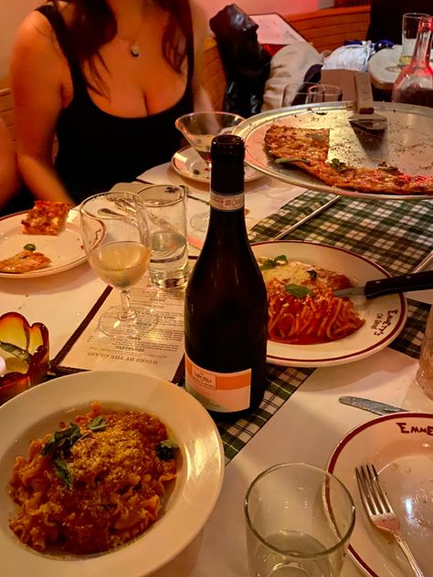 dinner, dinner table, table aesthetic, warm light, wine, full table, italian food, italian dinner, cheers, dinner with friends, pasta, pizza, tablecloth, red, green, spaghetti, girls dinner, girls nightout, patterns, nyc, nyc dinner, nyc night out, night out, wine night, birthday dinner, birthday aesthetic Pasta And Wine Aesthetic Italy, Pizza And Pasta Dinner Party, Spaghetti Dinner Aesthetic, Table Full Of Food Dinners, Spaghetti Dinner Party, Raw Dinner, Nyc Dinner, Red Pizza, Pen Portrait