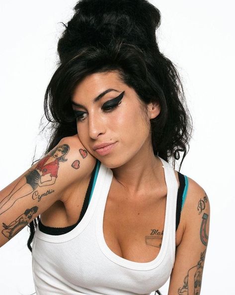 Amy Winehouse Makeup, Amy Wine, Amy Winehouse Style, Amy W, Female Rock Stars, Retro Photoshoot, Amazing Amy, Maquillage Halloween, Amy Winehouse