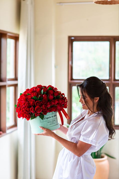 Puro romantismo. Um pouco antes do sim, Maria recebeu uma linda caixa de rosas vermelhas com a frase “te espero no altar” do seu amor Danillo. Ela amouuuu o presente 🥰❤️ #casamento #noiva #buquedenoiva #buque #rosas #presente Destination Wedding, Collage, Pins