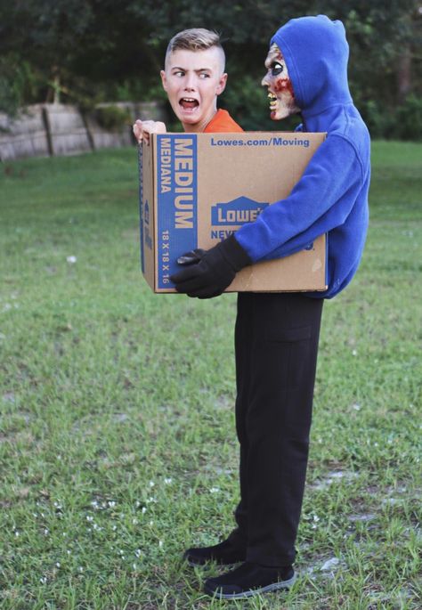 Optical illusion.  Man carrying boy in a box. Halloween Optical Illusions, Funny Boy Costumes, Funny Halloween Costumes Boys, Flower Fancy Dress, Flower Costume Diy, Fancy Dress Costume Ideas, Diy Costumes For Boys, Illusion Costumes, Boxing Halloween Costume