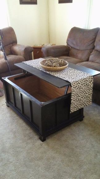 turn an old toy chest into a lift top coffee table Apartment Diys, Homemade Furniture, Center Tables, Lift Table, Chest Coffee Table, Industrial Coffee Table, Cabinet Ideas, Lift Top Coffee Table, Table Makeover