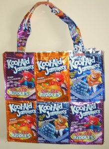 Tote made from recycled kool aid jammer ( or capri sun) pouches Juice Box Crafts, Juice Box, Candy Wrapper, Juice Boxes, Candy Wrappers, Tape Crafts, Kool Aid, Craft Bags, Bottle Bag