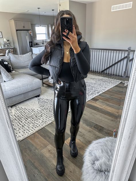 Latex Leggings Outfit Winter, Leather Leggings Chelsea Boots Outfit, Chunky Black Boots Outfit, Liquid Leggings Outfit, Puffer Vest Outfit Black, All Black Outfit Casual, Faux Leather Leggings Outfit, Cropped Puffer Vest, All Black Outfits