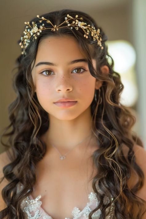 Young girl with curly hair wearing a golden tiara, looking into the camera. Curly Hairstyles On Lehenga, Elegant Hair Styles For Curly Hair, Characters Hairstyles, Hairstyles For Red Carpet, Quinceanera Hairstyle, Cute Latina Hairstyles, Quince Hair, Glamorous Curls, Xv Ideas