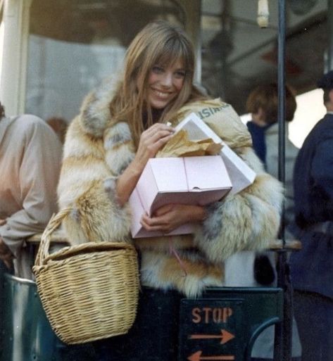 “Munkey diaries” Jane Birkin. Thank you for recommendation @apelgants ✨ The story of fashion icon and love. Of course everything happen in Paris. All about love, movies, travels, aesthetics and her feelings. I love how she describe her life and how she loves. Her family, partner, kids and people around. The book is about her lifestyle while she was diva, fashion icon( the famous birkjn bag was called after her), actress, lover and mother. How she lives her life it is exactly how I was imagini... Style Jane Birkin, Woman In Fur Coat, Moda Disco, Jane Birken, Jane Birkin Basket, Jane Birkin Style, Make Up Studio, Lee Radziwill, Style Parisienne