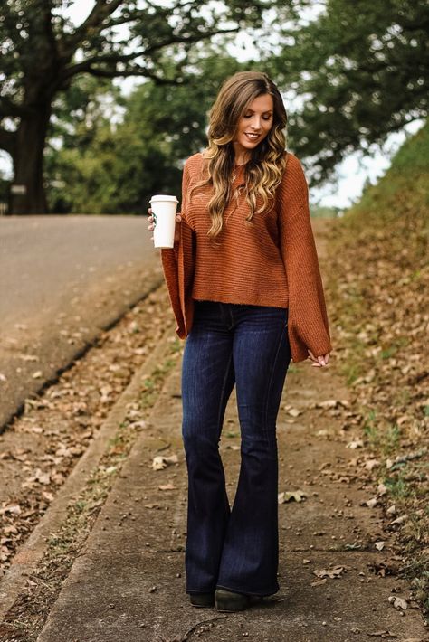 sweater-with-bell-sleeves Black Bell Bottoms Outfit, Flared Jeans Outfit Fall, Flair Jeans Outfit, Curvy Fall Outfits, Bell Bottom Jeans Outfit, Bell Bottoms Outfit, Stile Blair Waldorf, Adrette Outfits, Flare Jeans Outfit