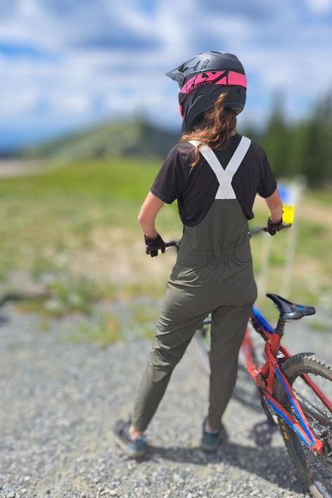 To help you choose amongst them, we’ve personally tested as well as surveyed our community to figure out which ones are best. Mtb Outfit, Mountain Biking Outfit, Mountain Bike Women, Poor Clothes, Bike Women, Mountain Biking Women, Bike Pants, Downhill Bike, Biking Outfit